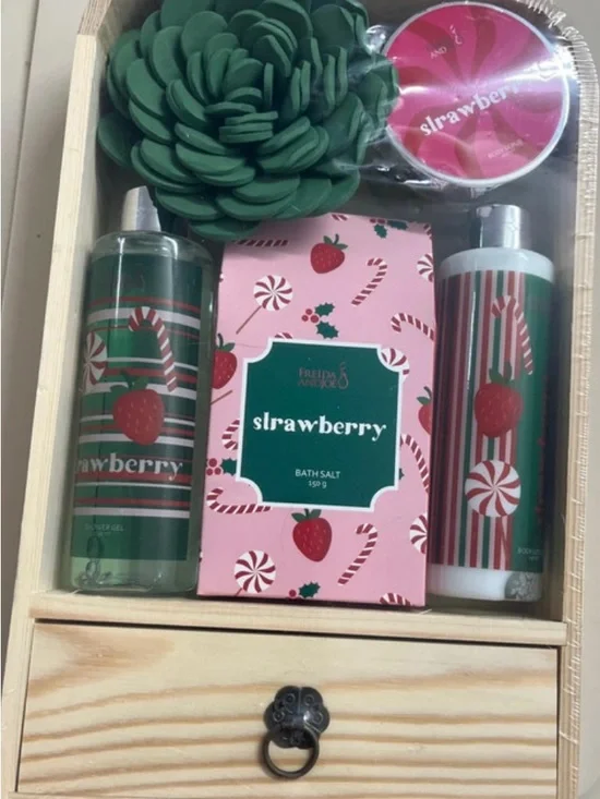 Strawberry Scented Bath & Body Gift Set - Green & Pink