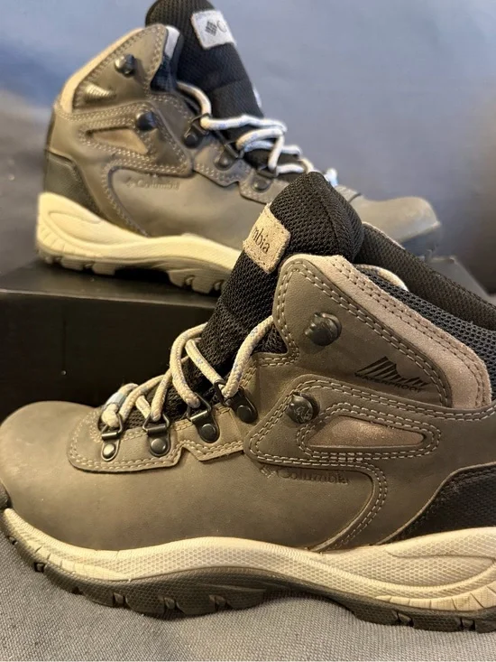 Columbia Women's size 7 Gray and Black Waterproof Hiking Boots