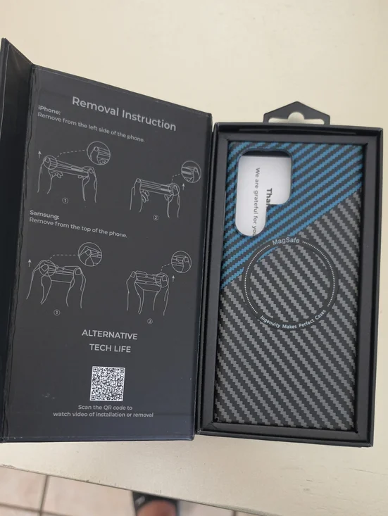 Carbon Fiber MagSafe Phone Case with Blue Accent - For S22 Ultra