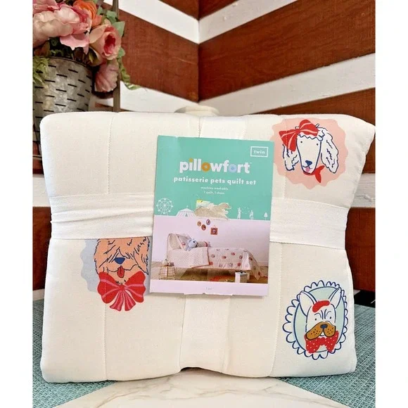Pillowfort Patisserie Pet Shoppe Kids' Quilt Set - Twin
