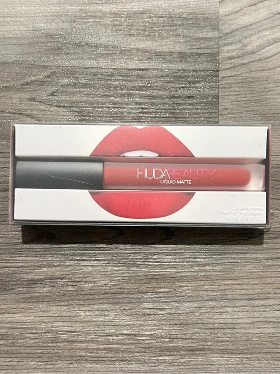 HUDA BEAUTY - MISS AMERICA