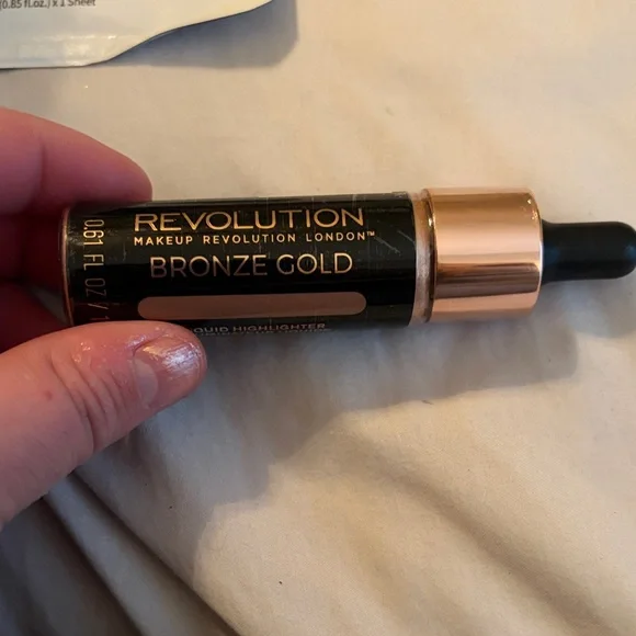 Revolution Bronze‎ Gold Liquid Contour