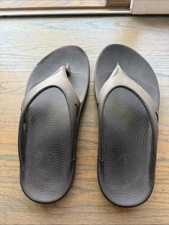 OOFOS Men's Brown Recovery Thong Sandals