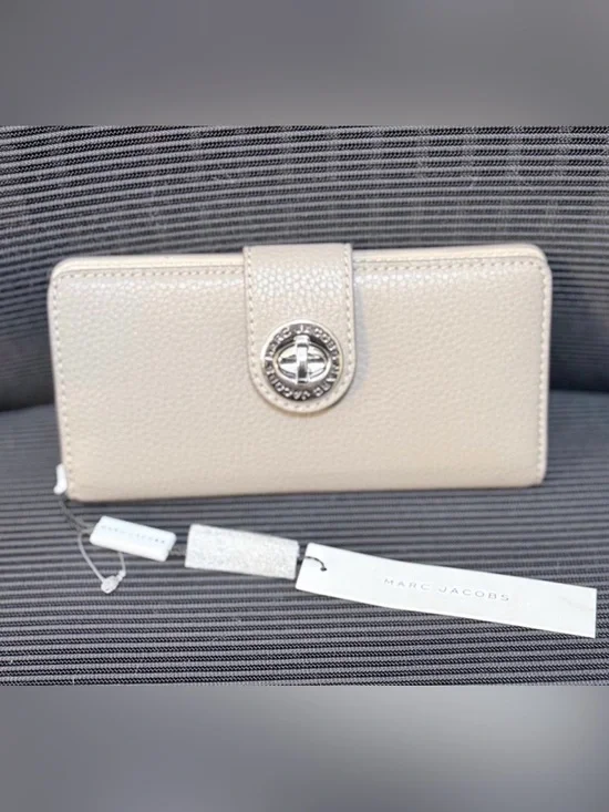 NWT Marc Jacobs Cream Pebbled Leather Snap Wallet with Turnlock