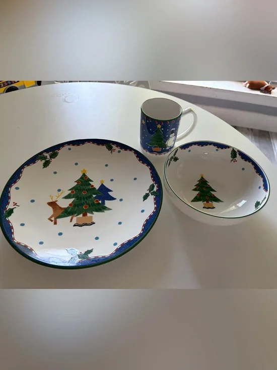 Rare Mikasa DW108 “Christmas Glow” 24 Pieces: 8 place settings.