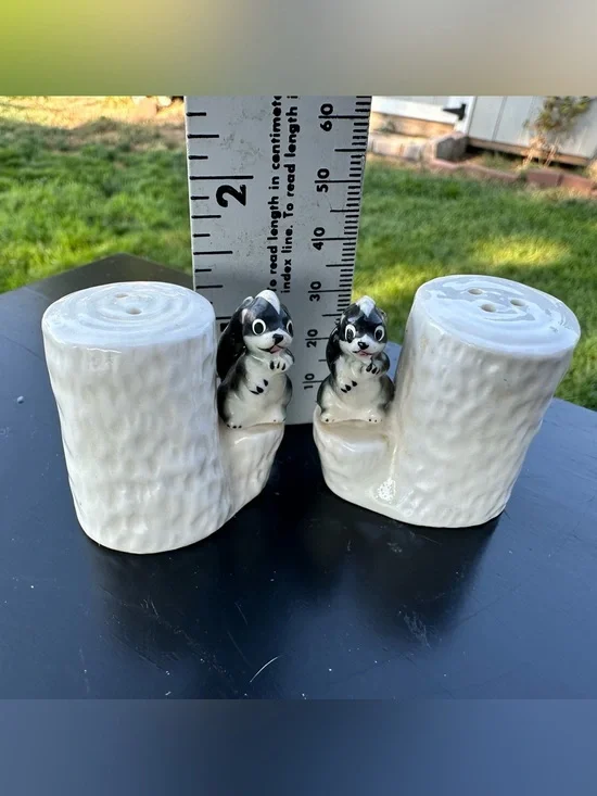 Adorable Vintage Skunk On Tree Salt & Pepper Shakers GS1D23