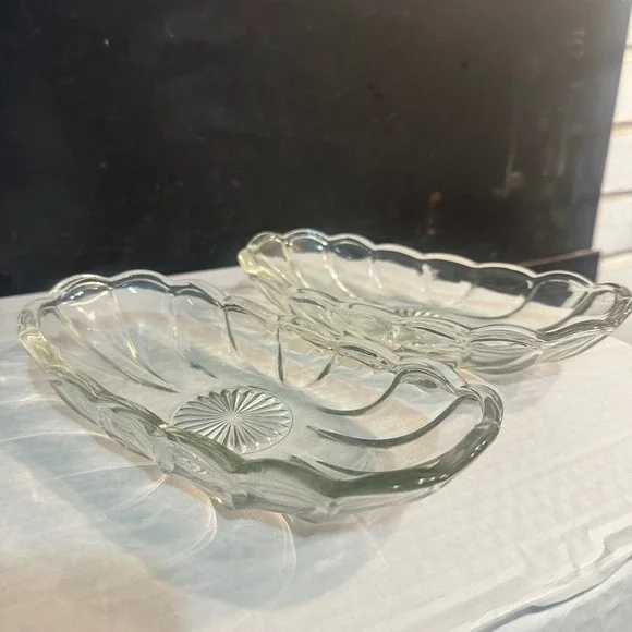 2 Clear Glass Scalloped Edge Oval Banana‎ Split Serving Dishes Sunburst Detail