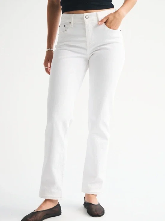 Abercrombie & Fitch Curve Love Mid Rise 90s Straight Jean in White
