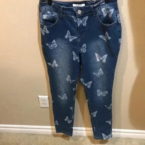 Revelation Skinny Jeans with Butterfly Design 5 Pockets-Size 8