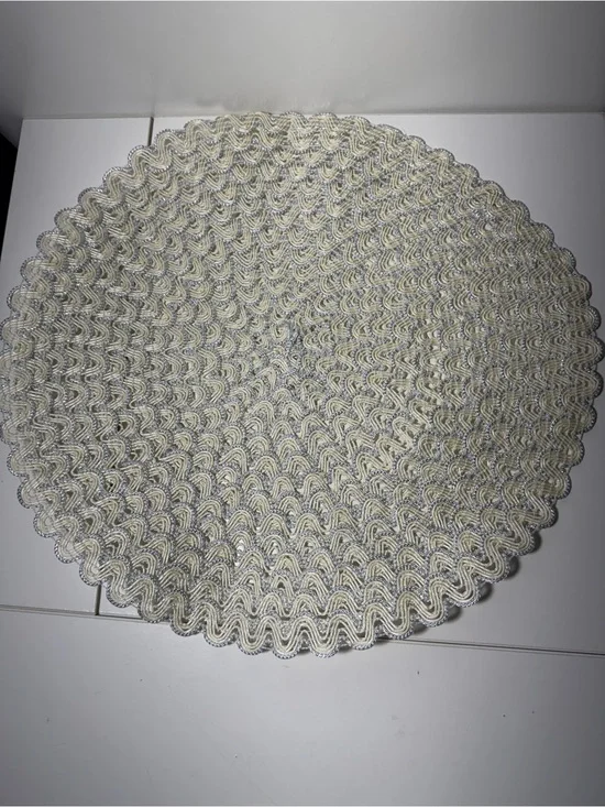 Set of 4 Round Woven Placemat in Ivory and Silver