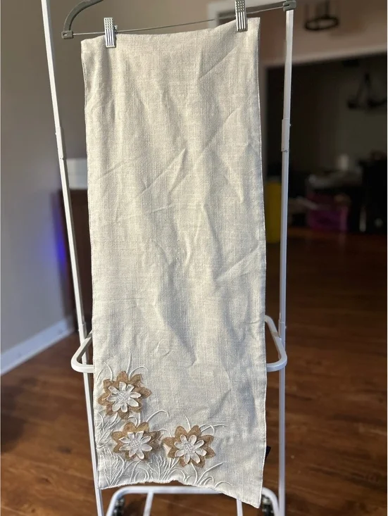 Trends Collections Beige Embroidered Floral Table Runner