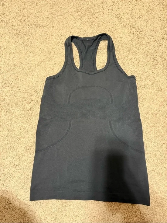 Black lululemon swiftly tank size 6