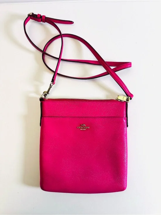 💖 COACH KITT MESSENGER CROSSBODY — BOLD PINK & CLASSIC COACH STYLE! 💖PREOWNED