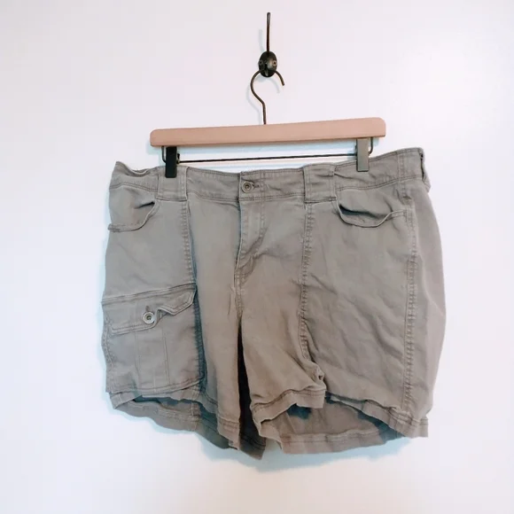 Market & Spruce khaki tan cargo shorts size 18W, has a small pull shown