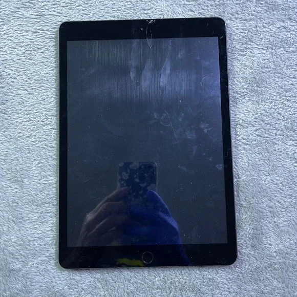 Apple iPad 7th Gen Black WiFi Cracked Screen For Parts Repair Only Not Working‎
