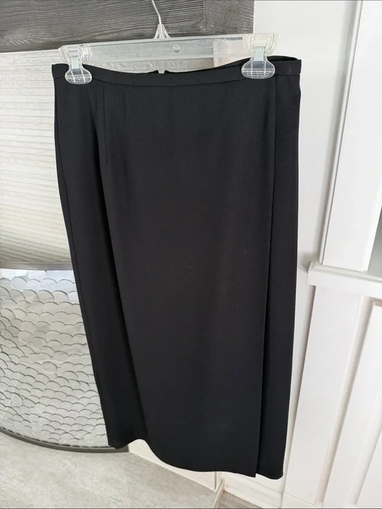 Essential Black Midi Skirt — Timeless Straight Silhouette vintage size 6