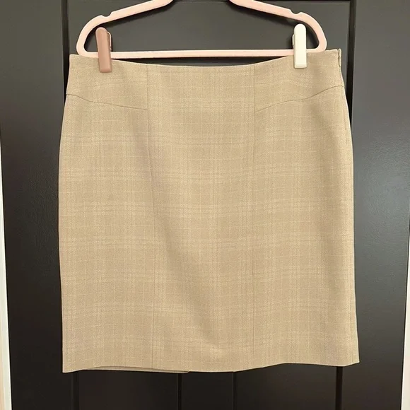 NWOT Anne Klein Tan, Light Plaid, Pencil Skirt, Lined, Side Zipper. Size 16