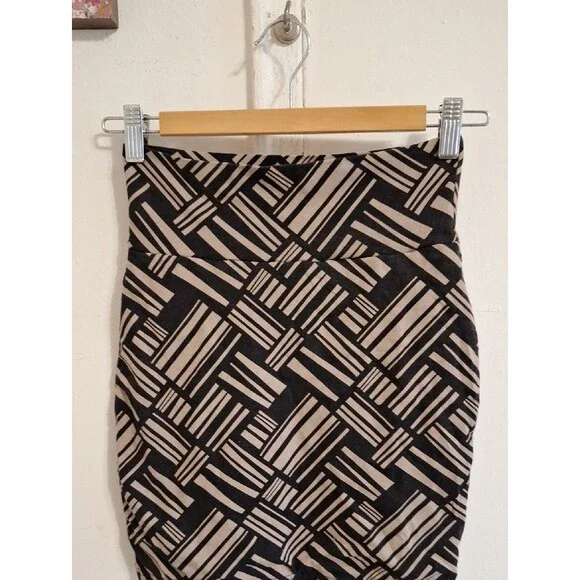 Forever 21 Black and Tan Geometric high waist mini-Skirt
