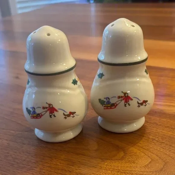 Pfaltzgraff Christmas White Green Salt & Pepper Shaker Set Santa on his sleigh