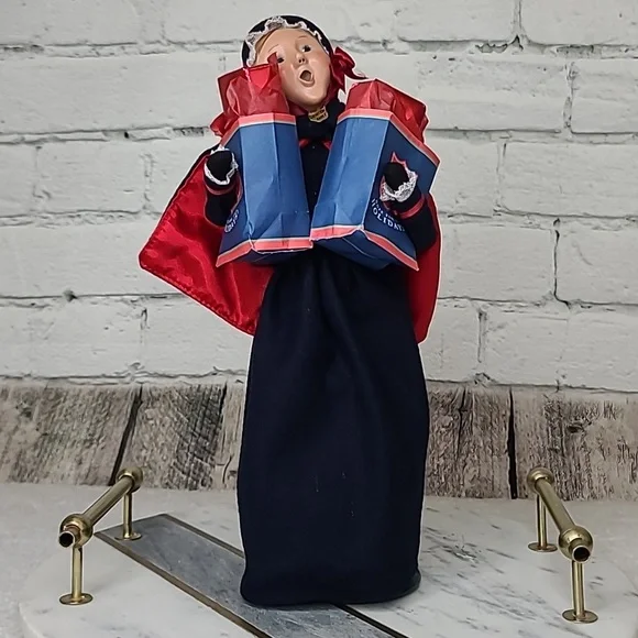 Byers' Choice Caroler Collectible 2005 Salvation Army Woman with Shopping Bags