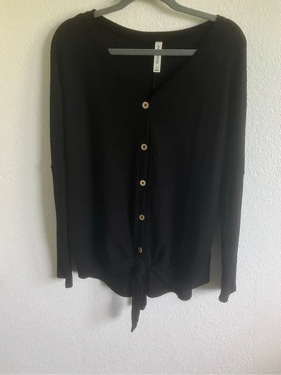 Zenana Outfitters Black Ribbed Button-Front Tie-Hem Cardigan Top