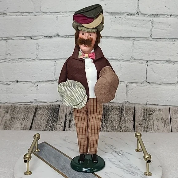 Byers' Choice Carolers Hand Crafted Collectible Retro 2007 Victorian Hat Vendor