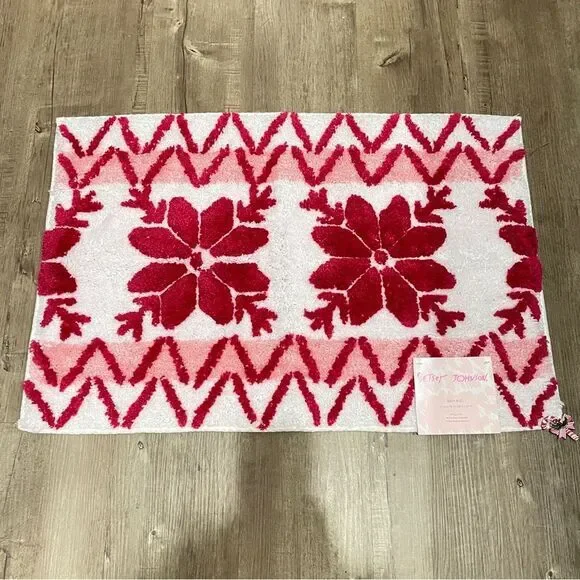 NEW Betsey Johnson Pink‎ White Snowflake Chevron Bath Rug Mat Holiday Christmas