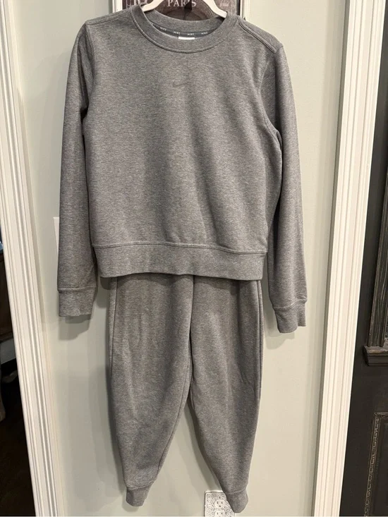 Women’s Nike Gray Sweatshirt and Jogger Set - Top SM. Bottoms XS