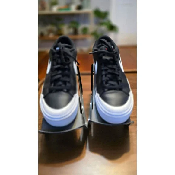 Nike Men’s Low Top Lace-Up Athletic Sneakers Black White Solid Rubber Sole