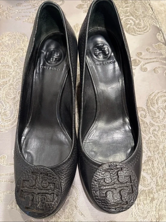T Black Leather Logo Ballet Flats