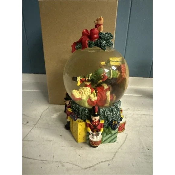 Avon 2001‎ Holiday Novelty Snow Globe Santa Presents Christmas Tree *see/read