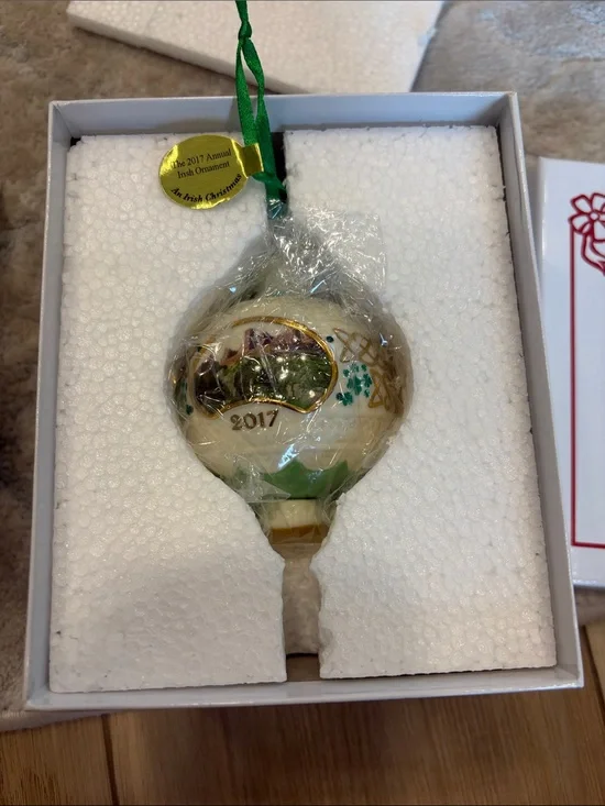 New Danbury Mint 2017 Gold and Green Holiday Ornament - Annual Edition