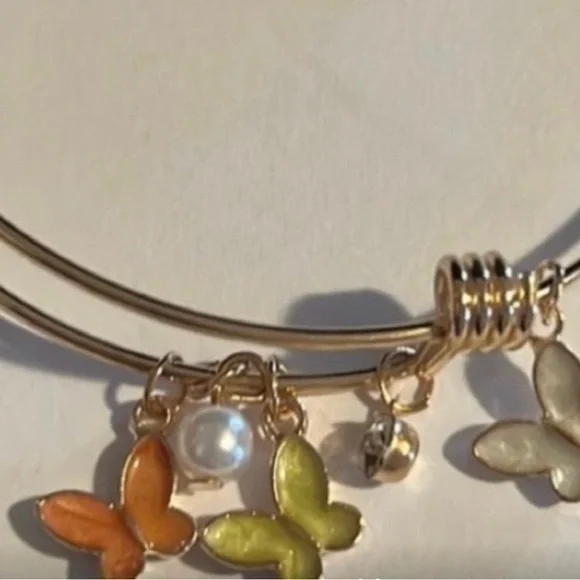 💛Butterfly bangle charm bracelet NWT beautiful