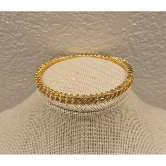 JBK Jacqueline Kennedy Gold Tone Textured Hollow Bangle Bracelet‎