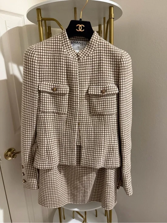 Authentic Vintage 96A Chanel Brown and White Houndstooth Wool Suit Set sz 38/US6