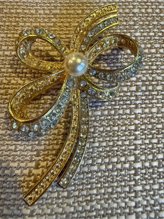 Vintage Gold-Tone Bow Brooch with Pearl and Clear Crystals - Women's Jewelry