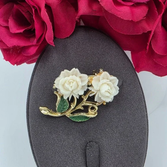 Vintage Rose Flower Brooch‎ Pin Gold Tone Carved Lucite Leaves Green Estate