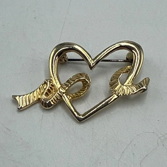 Vintage Gold Tone Open Heart Ribbon Wrap Brooch Pin Romantic‎ Valentine Jewelry