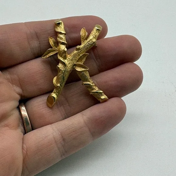 Sarah Coventry Vintage Gold Tone Branch Leaf Brooch‎ Pin Textured Nature Design