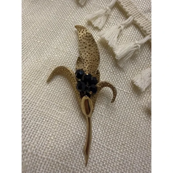 Vintage PARCO Signed Gold‎ Tone Flower Brooch Pin Textured Leaf Black Crystal