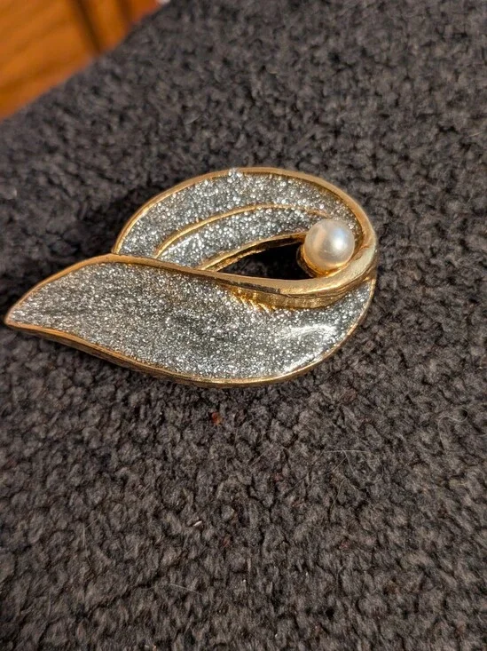 Vintage Gold Tone Silver Glitter Leaf Swirl Brooch Pin Faux Pearl Accent