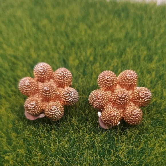 Elegant Gold Tone Flower Clip On Earrings E507