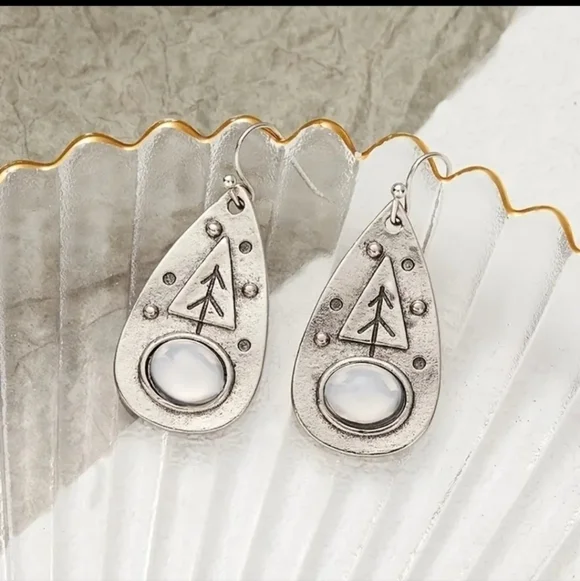 🦋 Retro Leaf-Shaped Silver Color Drop Dangle Earrings