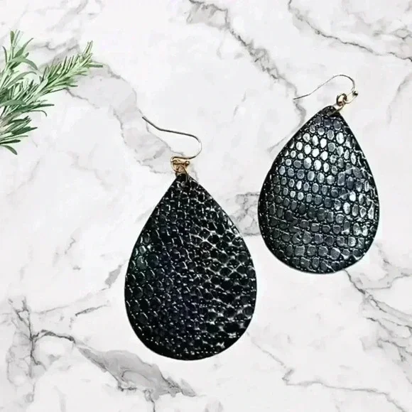 BLACK FAUX SKAKE SKIN LIGHTWEIGHT TEARDROP EARRINGS