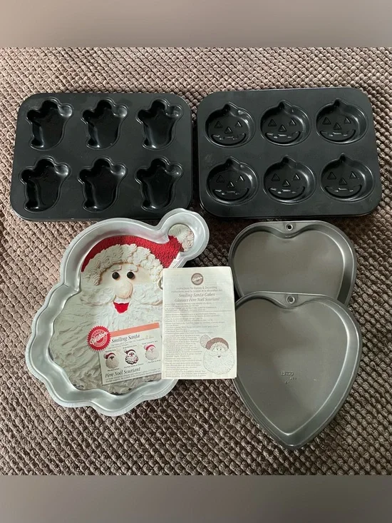 Holiday Cake/Cupcake Baking Pans Lot of 5