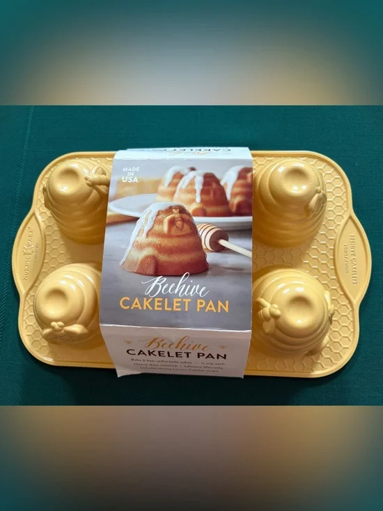 NEW Nordic Ware Cast Bakeware Beehive Cakelet Pan NWT