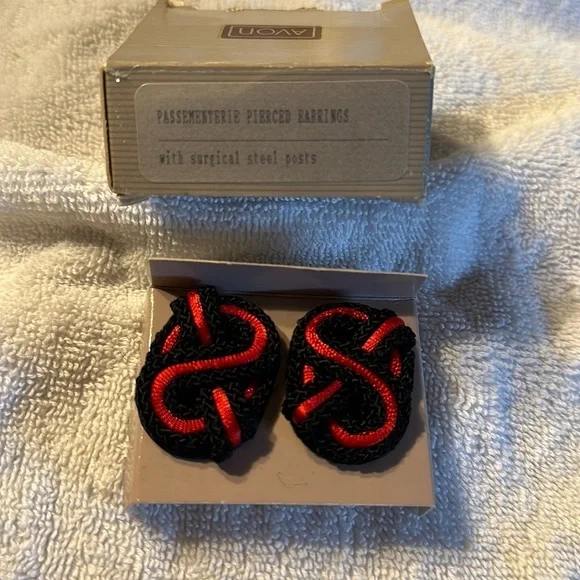 Avon Vintage 1990 Passementerie Pierced Earrings Red/Black