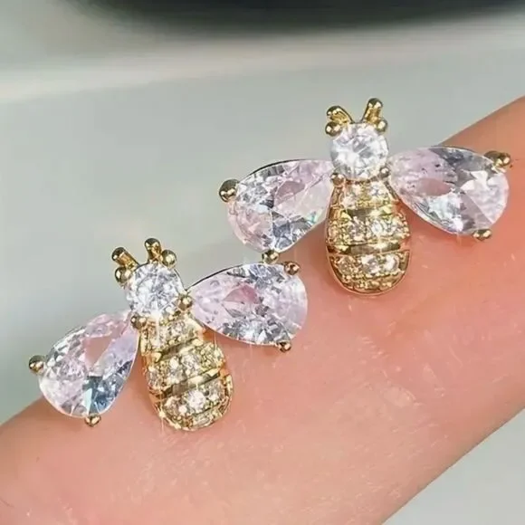 🐝 Betsey Johnson stunning crystal bumblebee earrings 🐝