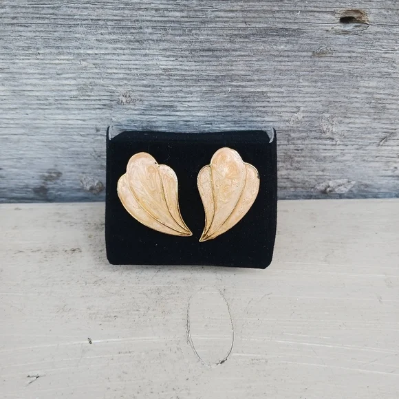 Vintage 1980s Enamel Peach Swirl‎ Gold Tone Stud Earrings Curved