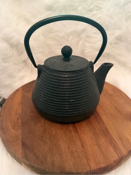 Black Cast Iron Teapot with Handle - Classic Ribbed Design